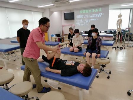 理学療法士科Ⅰ部教員谷口先生が行う谷口ゼミの様子