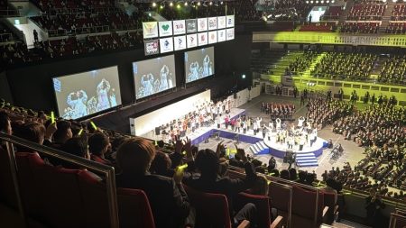 サイリウムを振る学生の様子