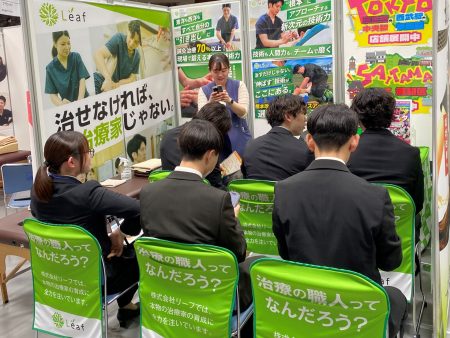 説明を受ける学生の様子②