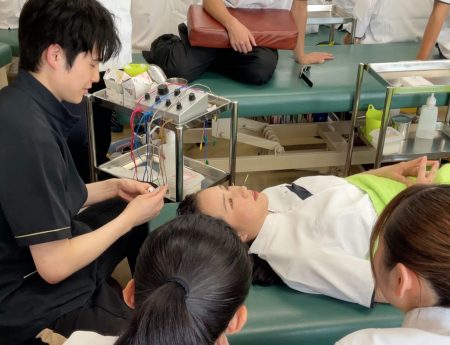 卒業生が触診している様子