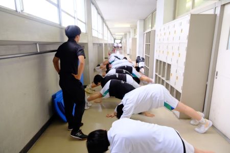 高校の部活動を指導している様子